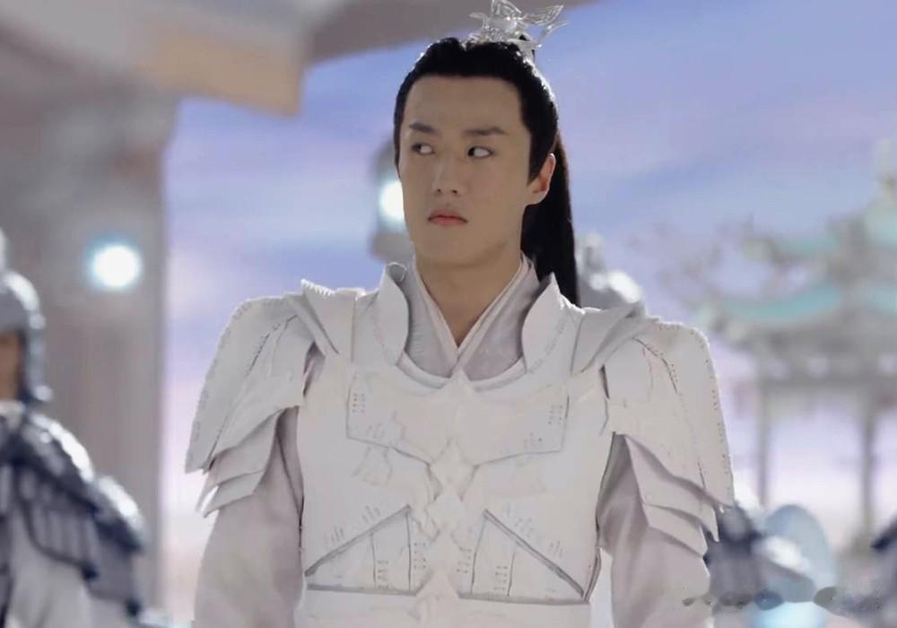 《星落凝成糖》二郎神的人设好圈粉，演员演的也好。放水掉令牌让夜昙他们去救玄商，看
