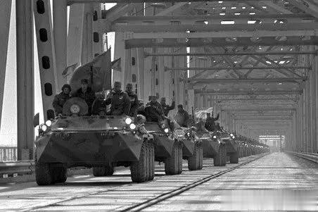 1989 年2 月 15 日，阿富汗-乌兹别克斯坦友谊大桥，最后一批苏联军队返国