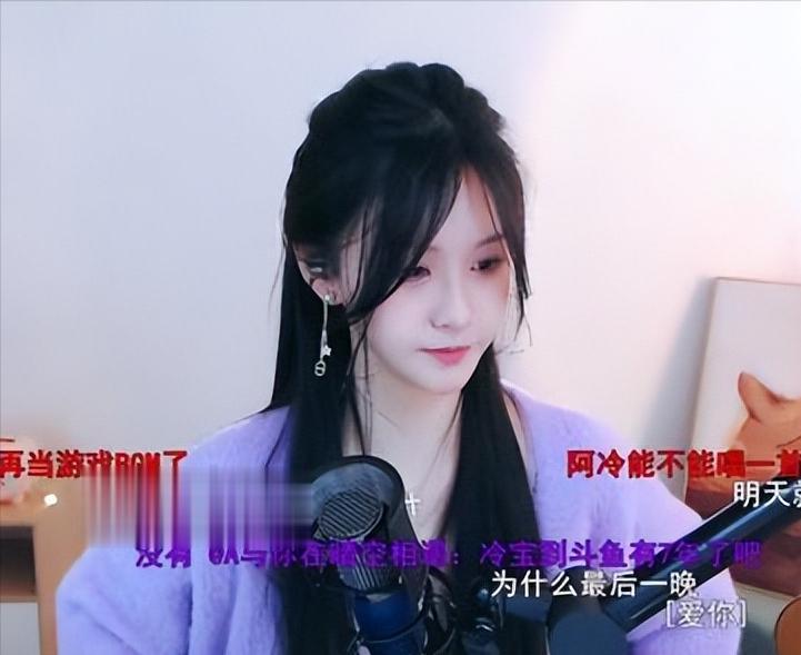 阿冷也算是老牌主播之一了，在那个卢本伟大司马和PDD撑起某鱼联盟直播的时候，阿冷