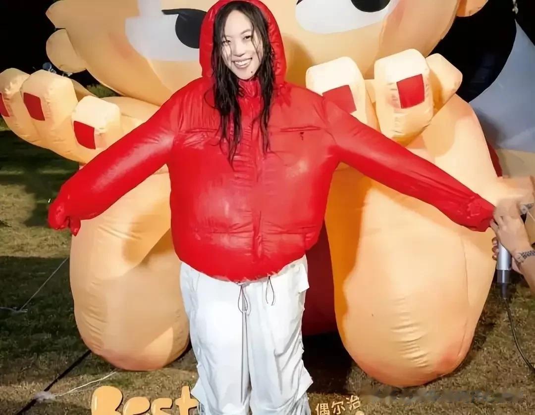 王菲的大女儿窦靖童一改往日帅气发型，换了新发型美出了新高度，让人惊艳得眼前一亮！