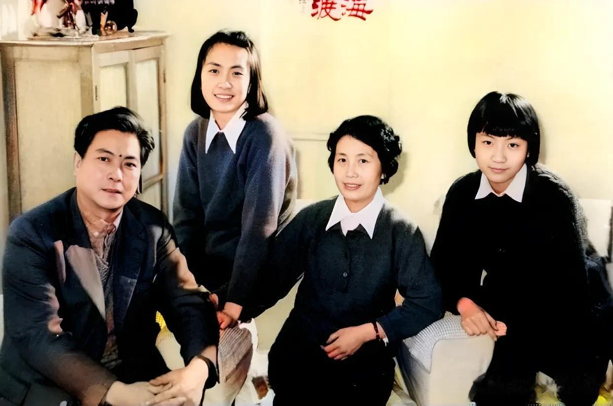 张玉凤与爱人刘爱民及两个女儿的一张全家福，一家人全都是高颜值，他们微笑着看着镜头