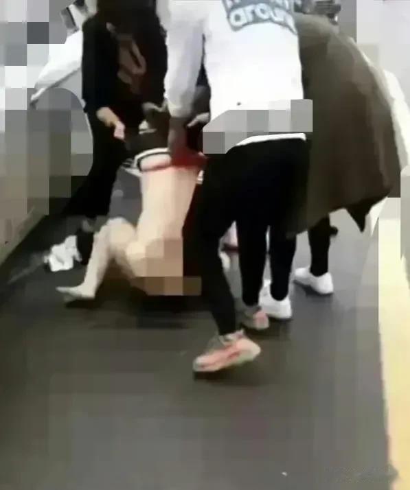 用暴力的方式针对小三确实会让自己大快人心，但是这样也直接触犯了法律的底线，感情问