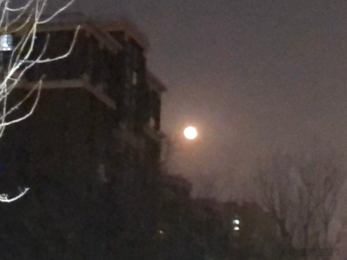 正月十五月正圆，千里万里共婵娟。卯兔正升阳出阴，健健康康幸福年。祝各位朋友：元宵