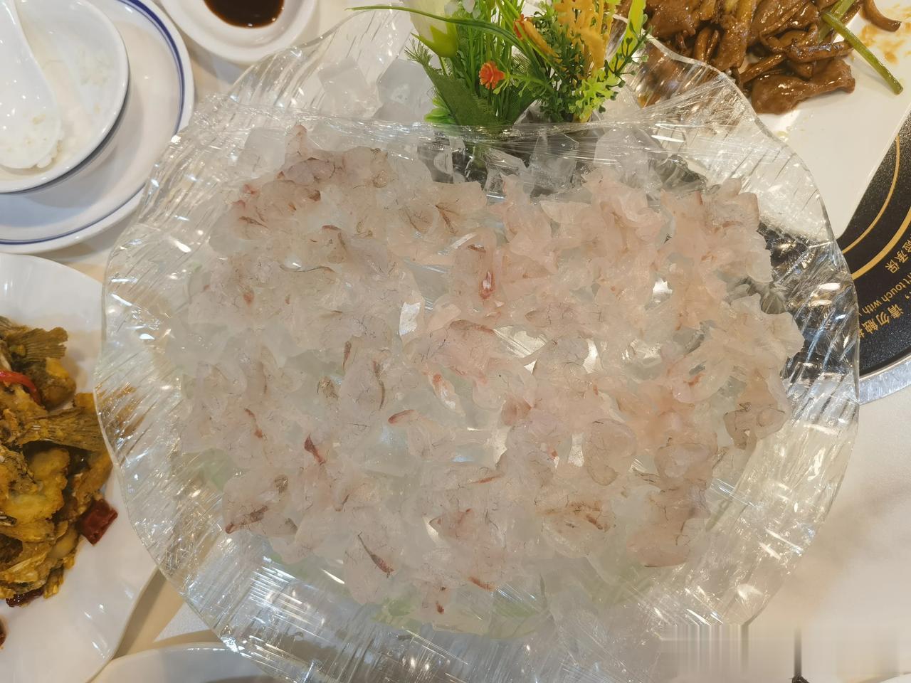 顺德菜属粤菜中的广府菜系，亦是广府粤菜的重要发源地之一。顺德菜以丰富多样的制作物