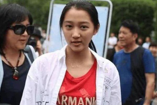 明星在路人相机中什么样？刘德华帅出天际，胡歌的发际线堪忧！
哈喽！很高兴和大家再