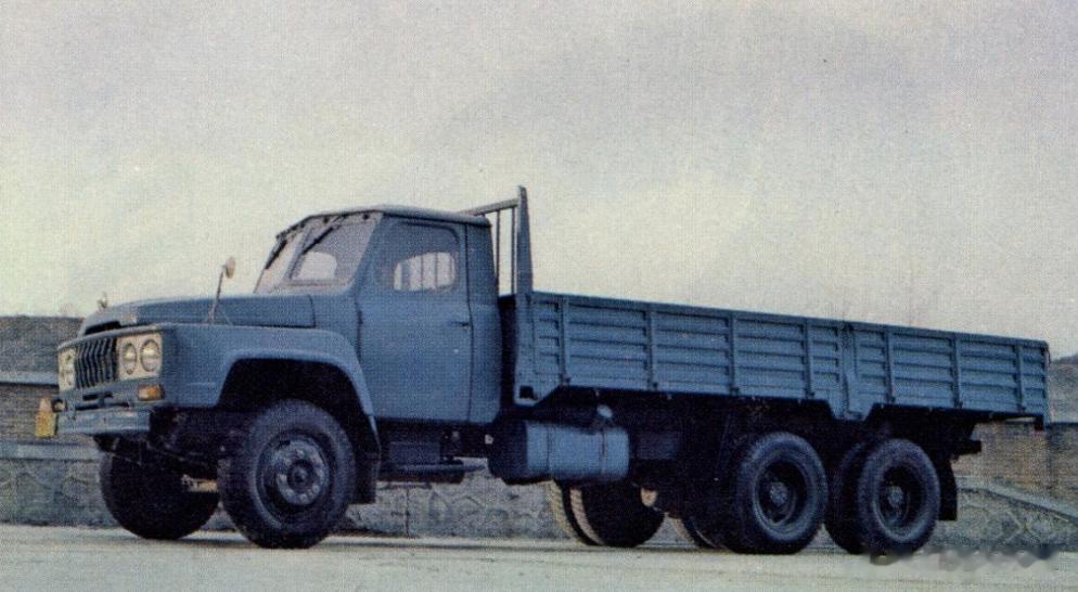 东风EQ155
第二汽车制造厂东风EQ155型汽车1983年4月定型，适用于重型