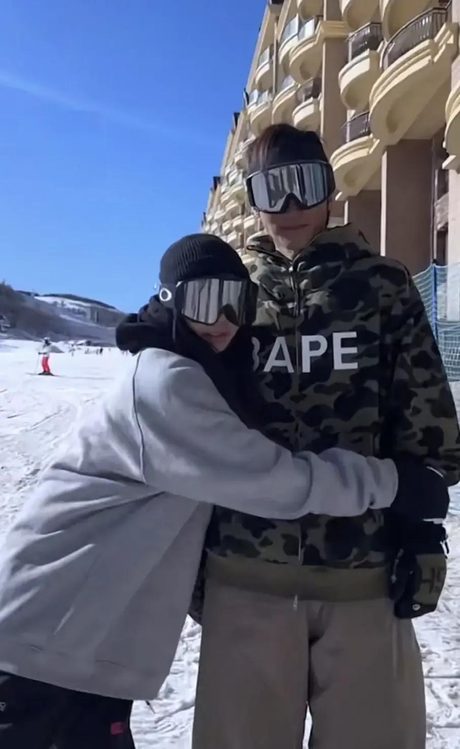 谢霆锋什么情况？

在张家口滑雪场，谢霆锋滑雪耍酷，女粉丝抱谢霆锋，谢霆锋露出羞