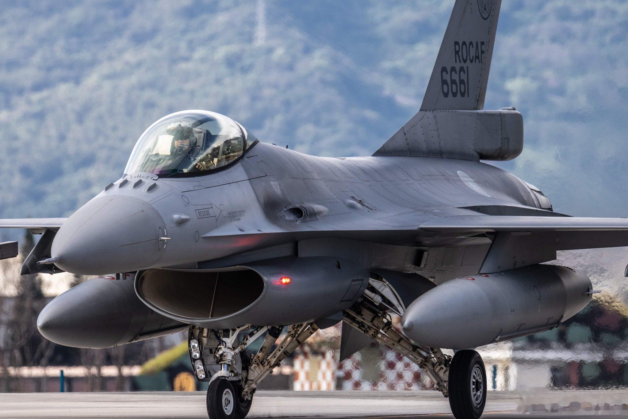 对岸第五战斗机联队F-16AM飞行员装备了JHMCS综合盔#航空[超话]##武器