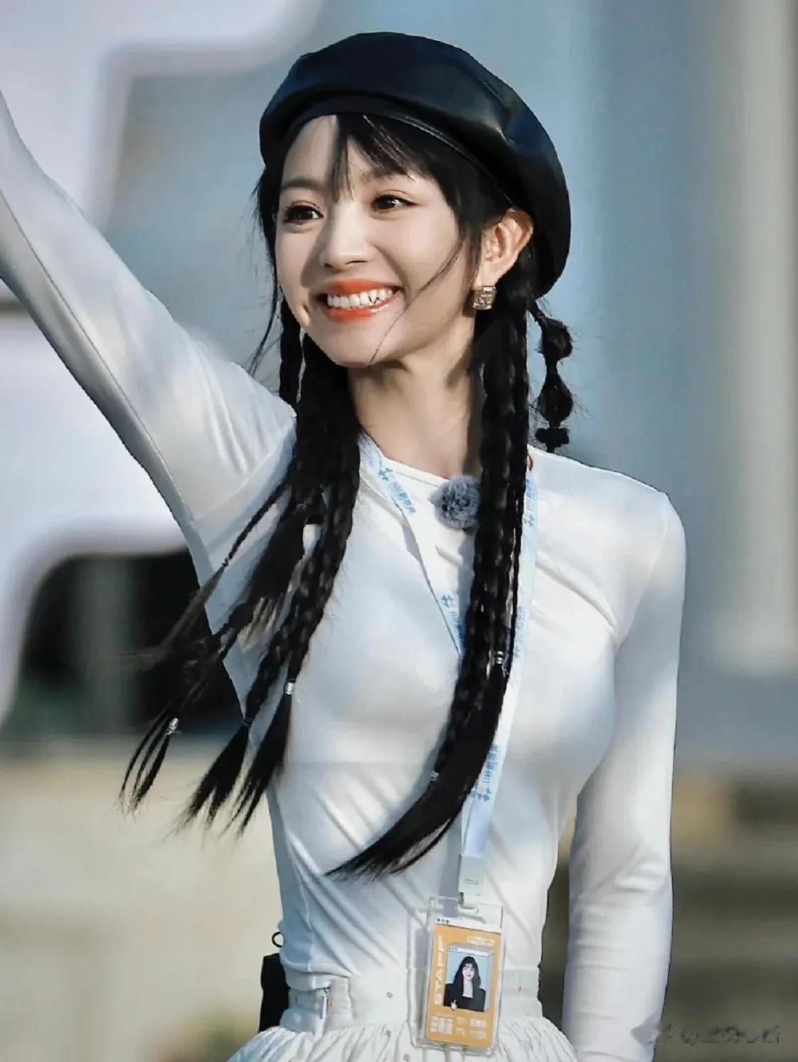 田曦薇的腰……我真是服了
这也太细了吧，我感觉一把就能握住，女明星难道都不吃饭的