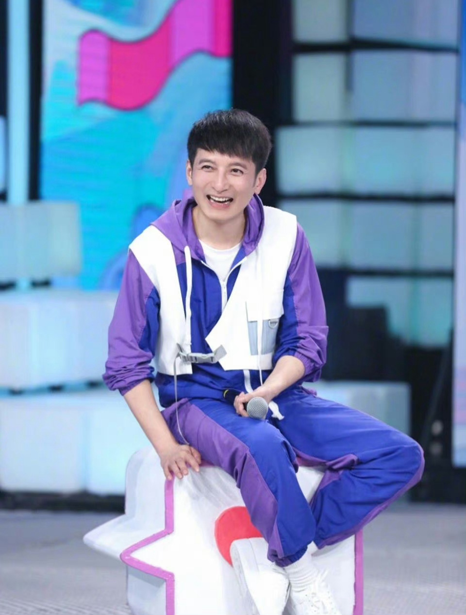 李维嘉回复网友的评论，简单明了，他不是消失不见，而是在享受生活 ​​​