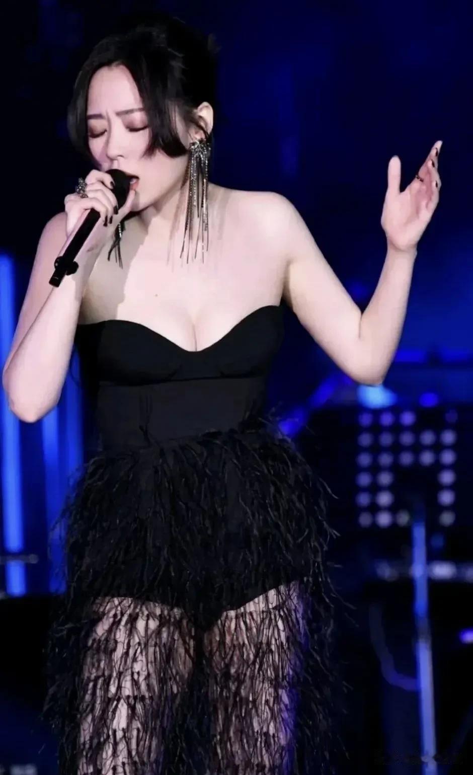 大家平时只顾着欣赏张靓颖的歌声，而忽略她的颜值和身材，其实她也是一个大美女，颜值