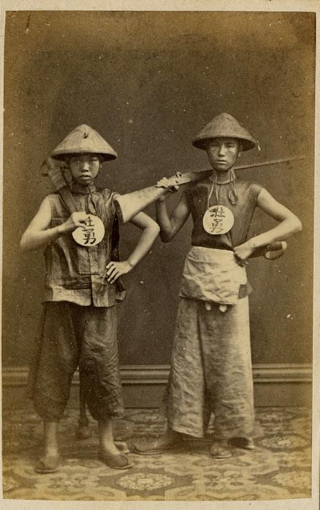 1850年左右的清军士兵，肩上扛着火枪，腰间别着双刃剑，胸口绣着壮勇，威武又雄壮
