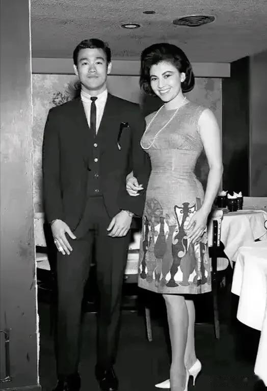 这是一张非常珍贵的照片，看过的人应该很少吧，不得不说，当年的李小龙真是人中龙凤，