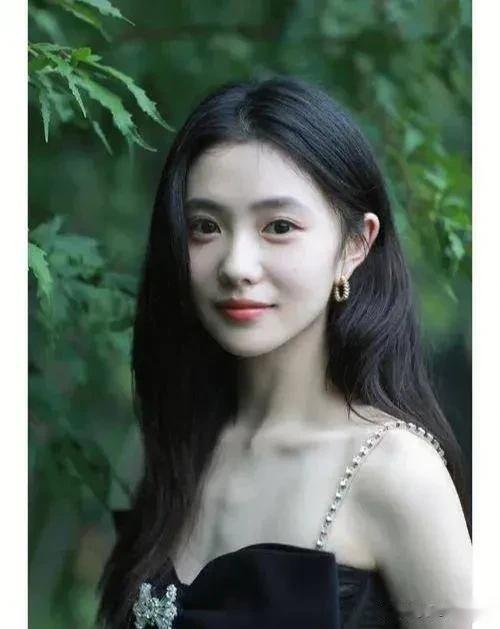 娱乐圈又曝出一个瓜，95后当红花旦。被曝她将豪车违规停在高速公路应急车道。她不但