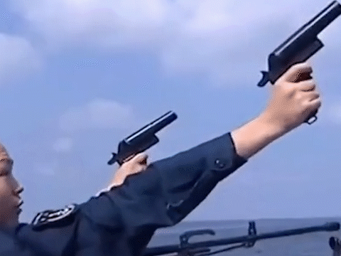 下面的动图记录了中国海军徐州舰在亚丁湾海域痛击海盗的全过程，最终面对海面和空中双