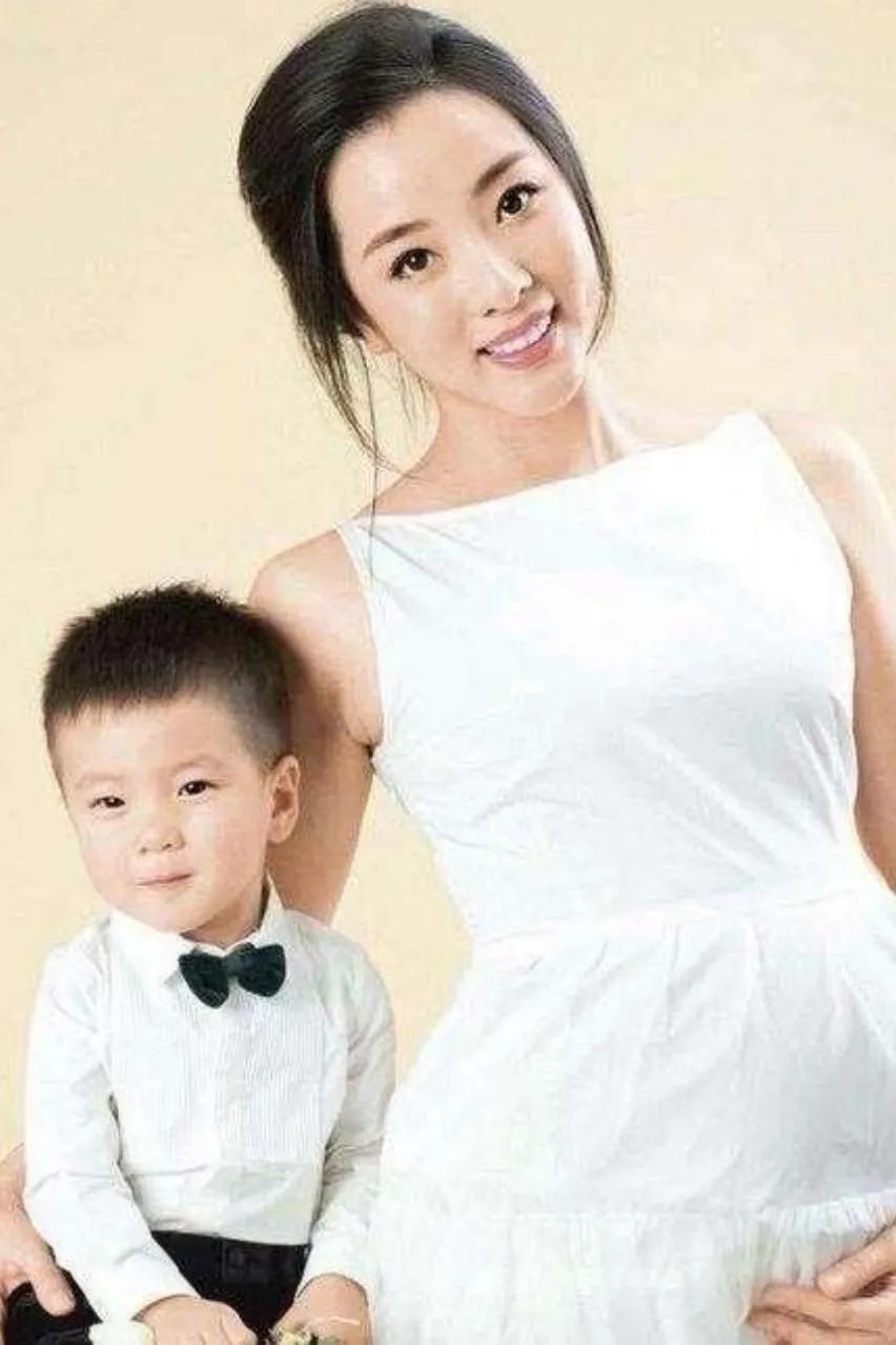  央视一姐李思思，儿子元宝和金宝[兔年大吉]快乐的女人李思思完全不敢相信是已经有