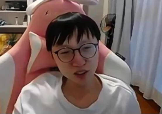 Angel：之前有一次SofM没洗头，在旁边都能闻到那个味儿，那个是有点夸张了。