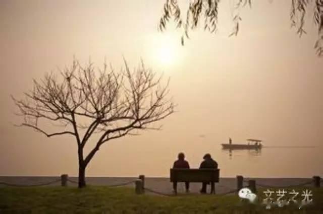 寂寞夕阳落，孤树鸟空巢。唯系老来伴，相坐忆远遥。 ​​​