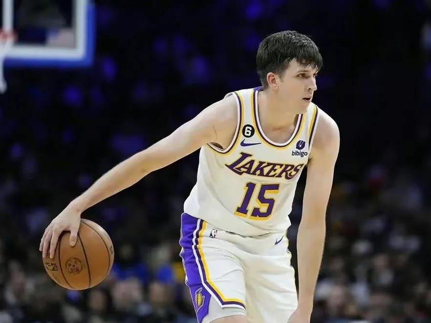 里夫斯是湖人第三选择？和施罗德互补助力湖人

NBA常规赛，湖人击败爵士的比赛中
