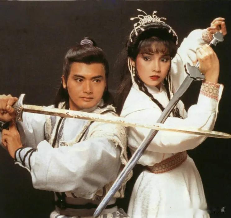 她曾经是TVB《欢乐今宵》三小花之一，因参演招振强导演的《飞越十八层》成为了苗侨