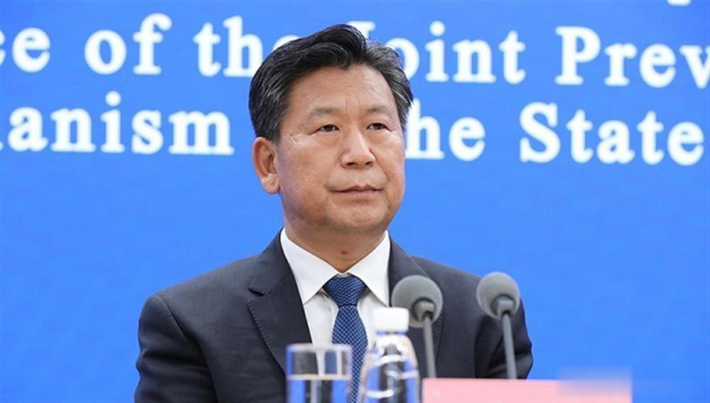王登峰是第十届中国足协的副主席，现任教育部体育卫生与艺术教育司原司长，他被官宣双