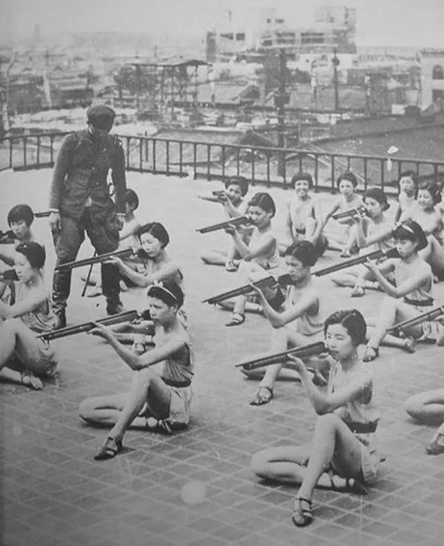 日本民众最后的疯狂！
1945年的日本，已是战火燃烧的尽头。本应该是推行和平理念
