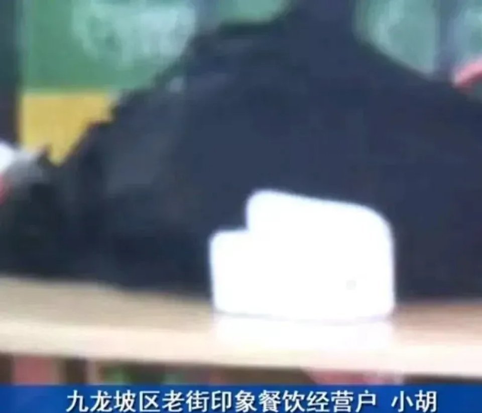 重庆。胡先生的餐馆开业第二天，接待了一桌年轻客人，进门就要求把菜单上的菜都上一遍