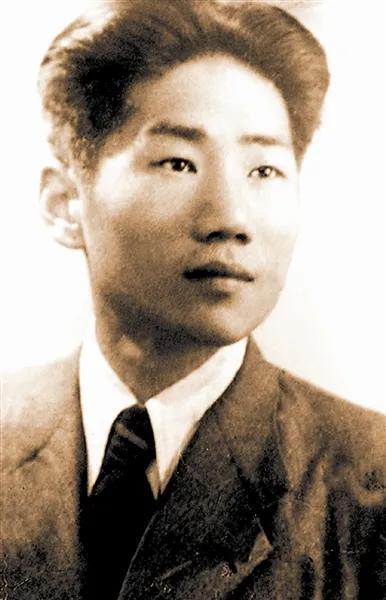 湘水之岸，英木苍苍。身在异域，魂归故乡。
凤凰涅槃，人天共仰。为国舍命，日月同光