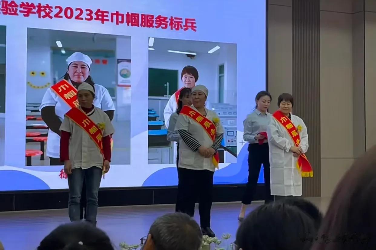 这学校真的好，给足了食堂阿姨满满的仪式感！
善良的人运气都不差～
这样的学校真不