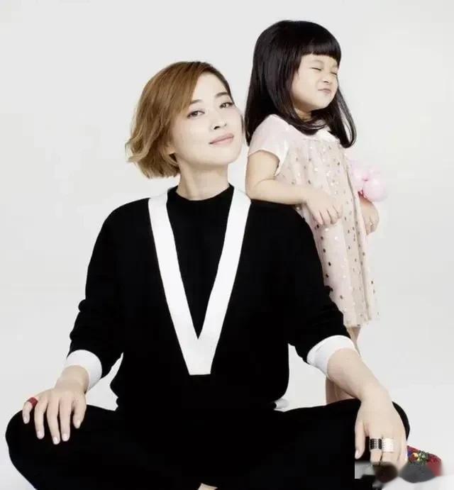 好羡慕她们几个啊，这也太像了吧！她们都生了一个和自己一模一样的女儿，简直就是“粘