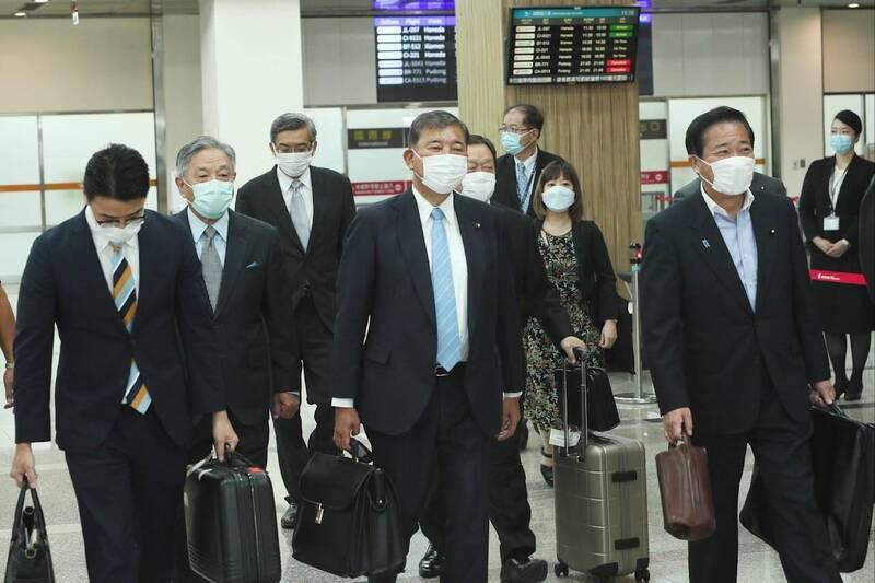 【岸田文雄组建新内阁，“安倍胞弟”出局，顶替者前段时间刚窜台】
8月10日，日本
