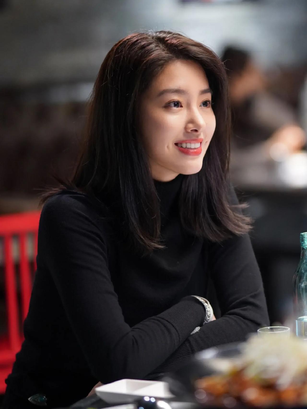 内娱像这种类型的美女好少呀🤔
最近在看欢乐颂4，发现杨采钰仪态太好啦[爱慕]
