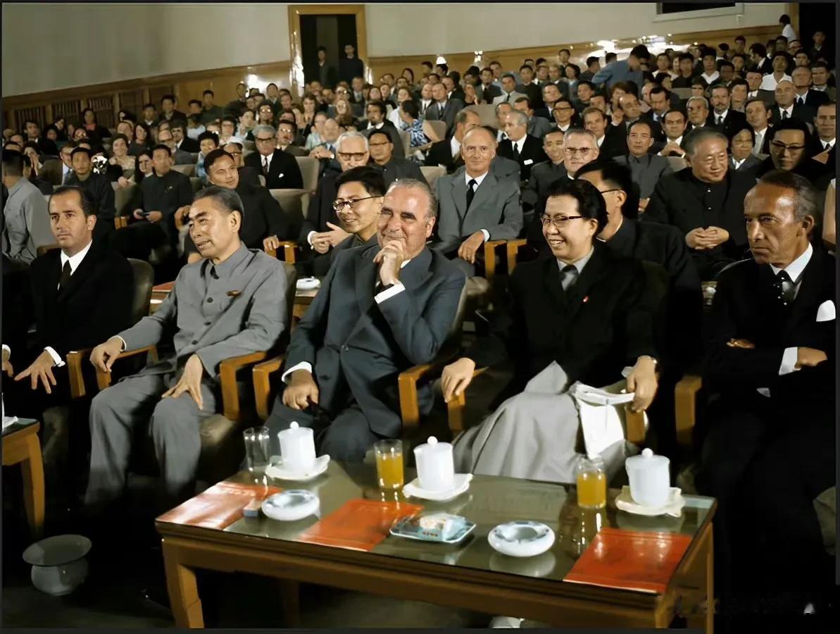 【照片故事】1973年，国务院总理周恩来与中共中央政治局委员江青等陪同法国总统蓬