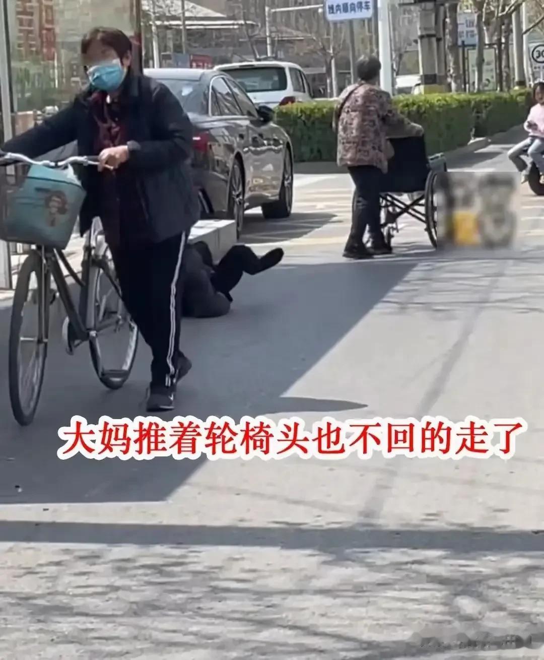 “大妈终于扬眉吐气了一回”！江苏一街道上，一位大妈推着轮椅上的大爷散步。不知道大
