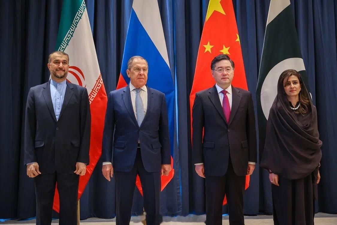 今天，秦刚外长在乌兹别克斯坦撒马尔罕与俄罗斯外长拉夫罗夫、伊朗外长阿卜杜拉希扬、