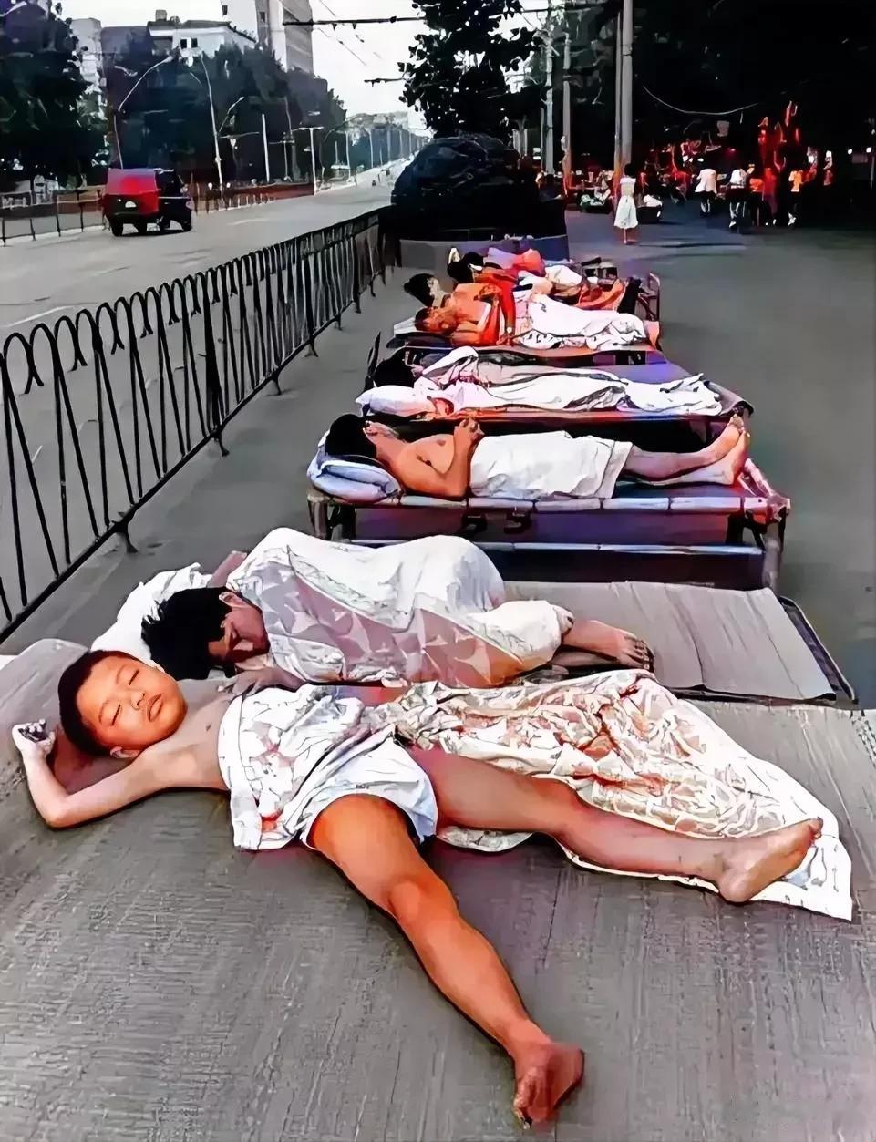 盛夏，武汉，把竹床和折叠床搬到街边上来睡的武汉市民。

说是80年代，看见了席子