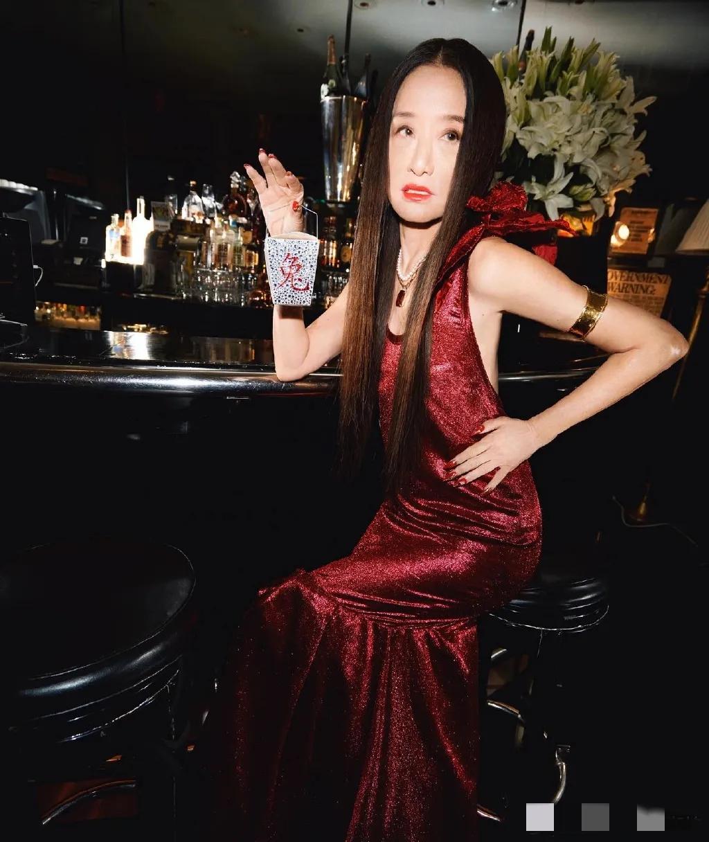 73岁的“美少女”，一辈子都活的美美的，沉溺于自己的精修美图中无法自拔！

毕竟