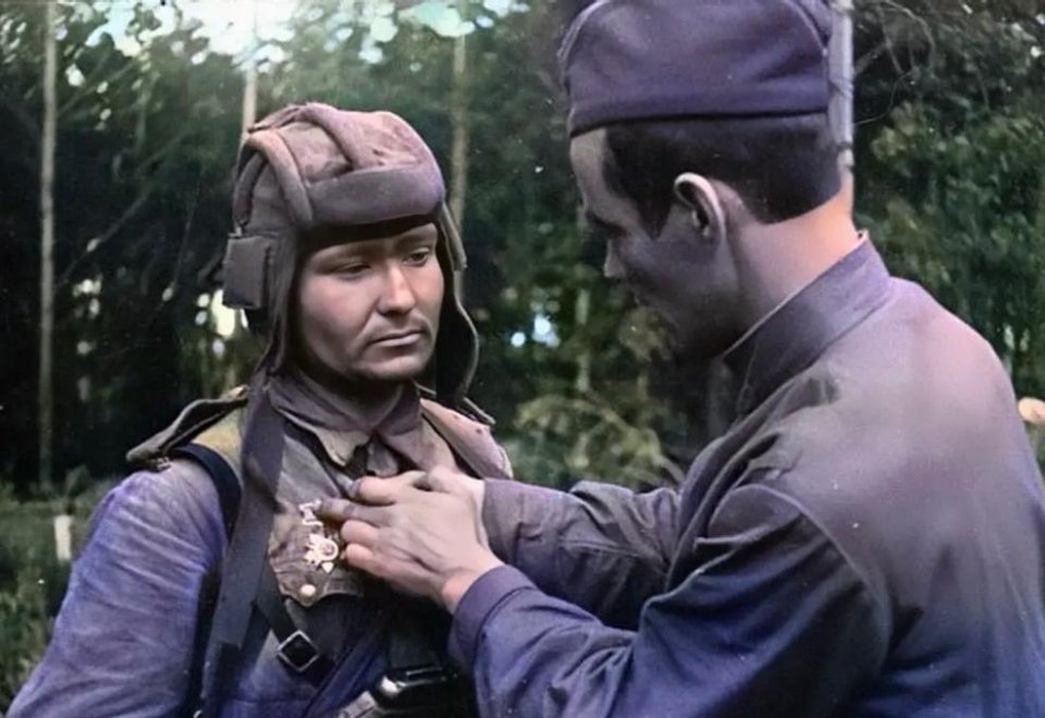 #历史那些事[超话]#二战期间，一名苏联装甲兵因立功被授予军功章。军官给他戴上的