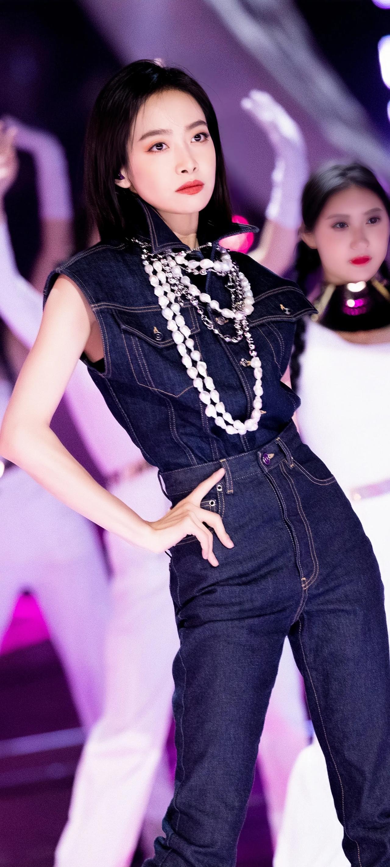 宋茜高清壁纸，酷飒、利落的一身