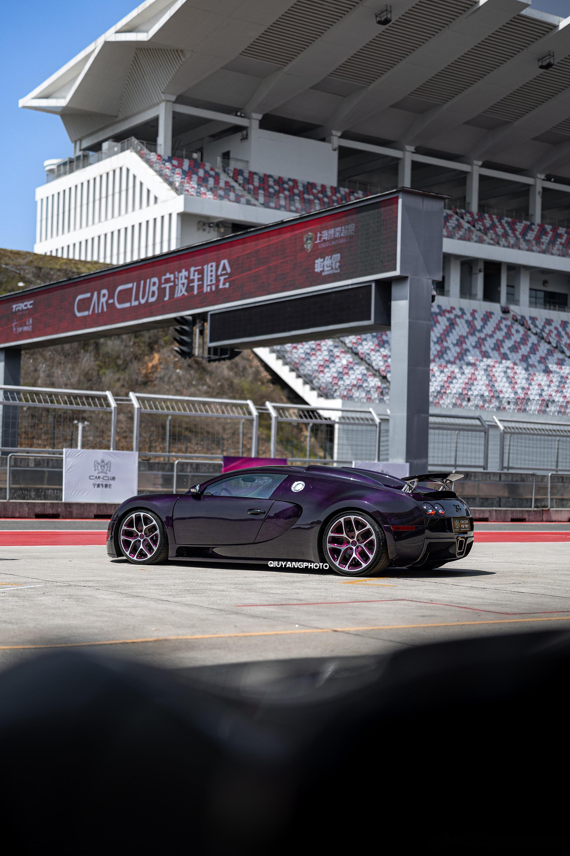 Bugatti Veyron  初代威龙改了紫色碳纤维外观，换装了后期款的大灯与
