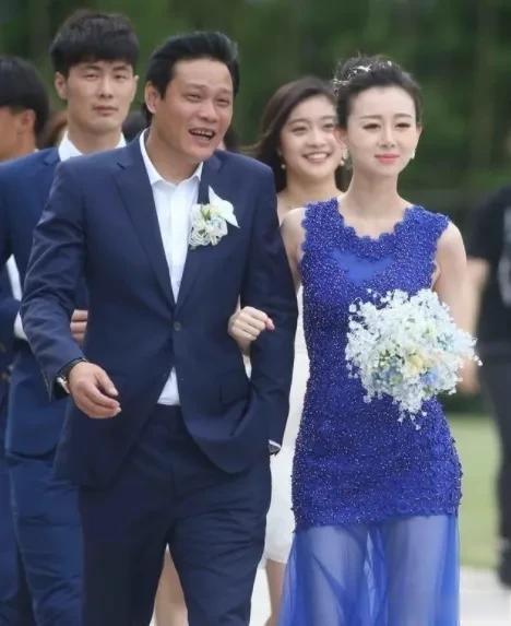 国足范志毅有多招女孩子喜欢，54岁老范前后迎娶3位娇妻：第一任初恋，二婚仅一年，