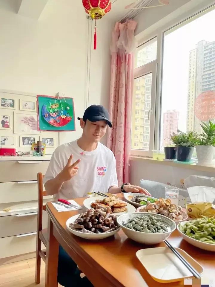 黄晓明在青岛老家吃海鲜家宴，摆得满满一桌，有海螺，花蛤，带鱼，毛豆，还有两样叫不