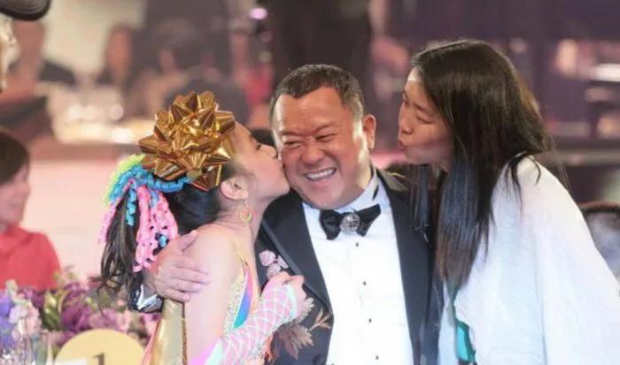 当上TVB总经理后的曾志伟真是风光无限！
大佬级的人物就是不一样，左拥右抱的！“