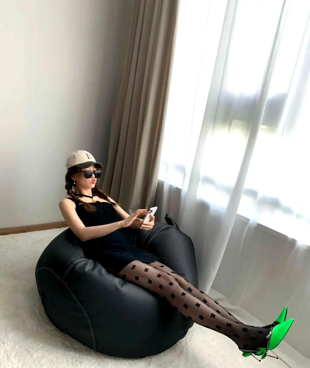 女明星虞书欣室内写真，鞋子穿得非常个性，第一次见到绿得如此心慌的高跟鞋，性感吧是