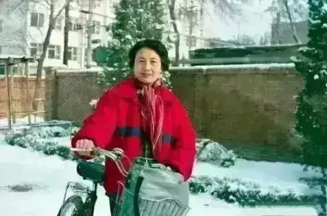 80年代，骑自行车上班的张玉风。

张玉凤曾是七十年代家喻户晓的知名人物，然八十