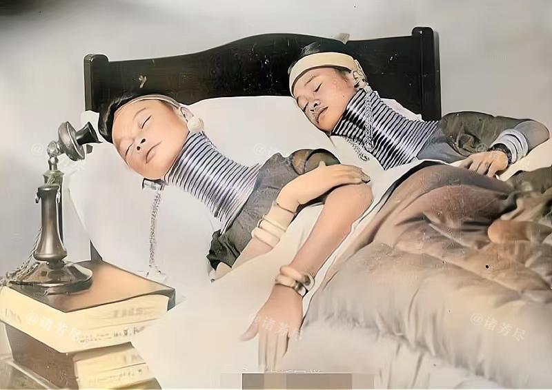 1935年，伦敦，两名缅甸“长颈族”女孩儿在午休时留下了这张罕见照片。镜头中的她