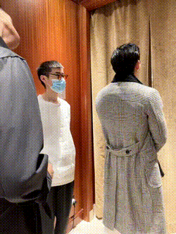 富婆买衣服真的不用自己试，有钱人的快乐你想象不到。[黑线]