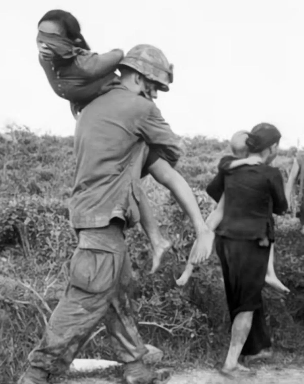 被美国大兵俘虏的越南女兵

照片中，这个越南女兵被绑着双手，蒙住眼睛，美国大兵扛