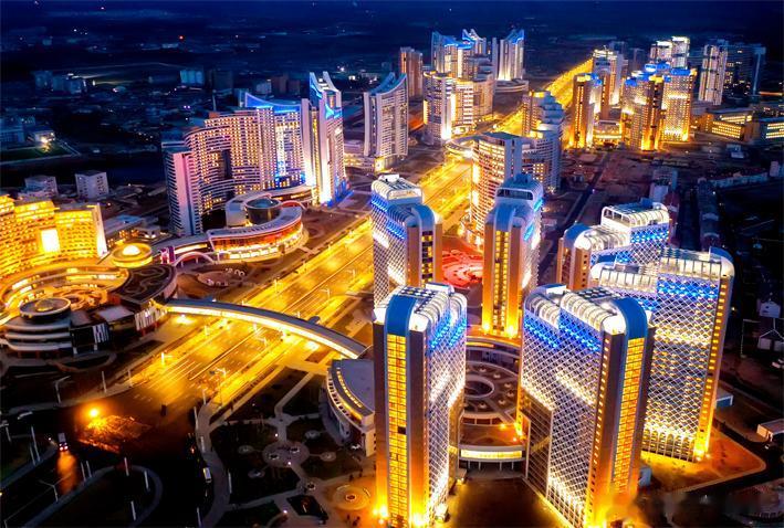 松花大街的夜色
国家经济发展五年计划期间，每年在平壤市建设一万套现代化住宅，这是