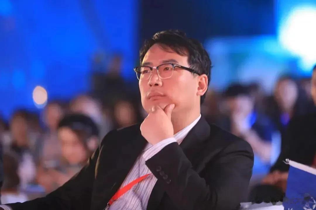 这个社会容不下一个储殷，是一件可悲的事。把人都“调教”成一个模式，一种声音。 就